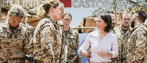 Im Gespräch. Außenministerin Annalena Baerbock besuchte Soldaten und Soldatinnen im Feldlager im malischen Gao. Wie lange die Bundeswehr noch in Westafrika sein wird, entscheidet sich im Mai. 