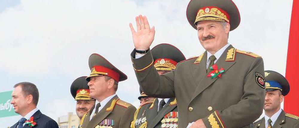 Herrscht mit harter Hand: Alexander Lukaschenko (2. v. r.) regiert seit Jahren in Weißrussland. Weil er die Opposition unterdrückt, wurde gegen ihn ein EU-Einreiseverbot verhängt.