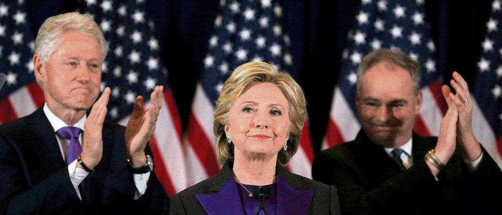 Beeindruckende Verliererrede von Hillary Clinton, hier zwischen dem ehemaligen Präsidenten Bill Clinton (l) und dem Senator Tim Kaine.