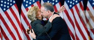 Der Neue? Tim Kaine umarmt Hillary Clinton. Wird er die Demokraten anführen?
