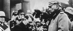 Adolf Hitler als Reichskanzler 1933 und der Reichspräsident der Weimarer Republik Paul von Hindenburg. 