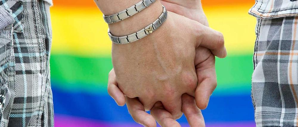 Mehr Rechte für Schwule und Lesben. Das Kabinett hat am Mittwoch zusätzliche Angleichungen beschlossen - von einer wirklichen Gleichberechtigung mit heterosexuellen Paaren kann aber noch keine Rede sein.