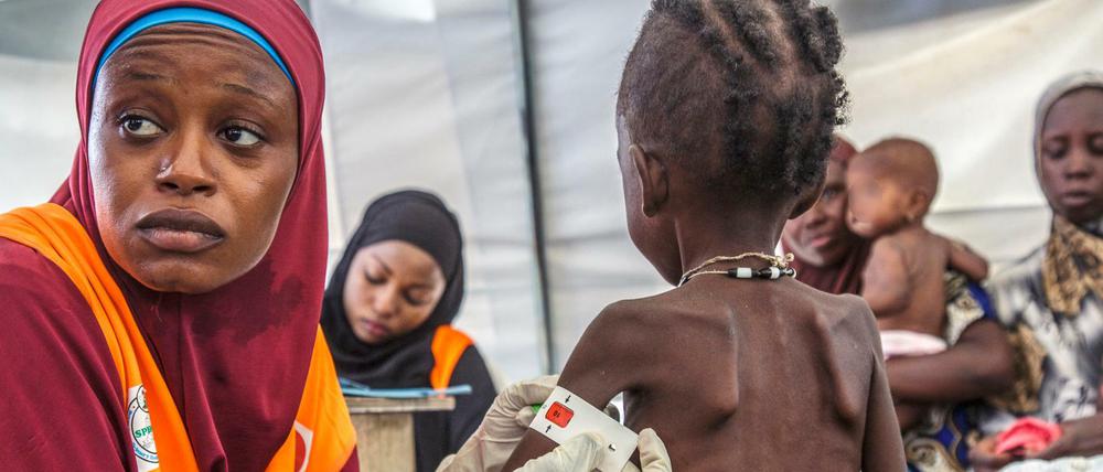Eine Frau misst den Armumfang eines Jungen in einer Nothilfeeinrichtung in Maiduguri im Nordosten Nigerias. 