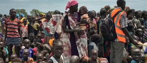 Frauen und Kinder warten im Südsudan auf Lebensmittel.