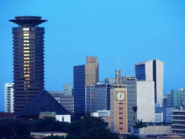 Die Innenstadt von Nairobi. Links das Kongresszentrum, im Hintergrund Bankentürme und in der Mitte der Uhrturm des Parlaments. 