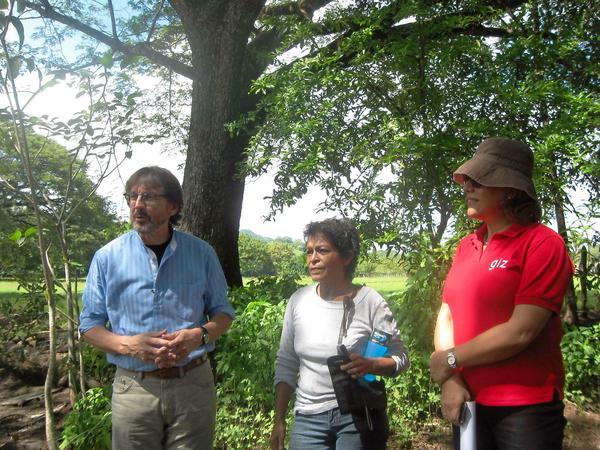 Dona Pachita (Mitte) sammelt Muscheln für ihren Lebensunterhalt. Sie hofft auf eine Restaurierung der Mangrovenwälder, damit sie wieder mehr davon findet. Neben ihr steht links Michael Schlönvoigt, der für die deutsche GIZ Biodiversitätsprojekte in Costa Rica koordiniert. Rechts von ihr steht seine chilenische Kollegin. 