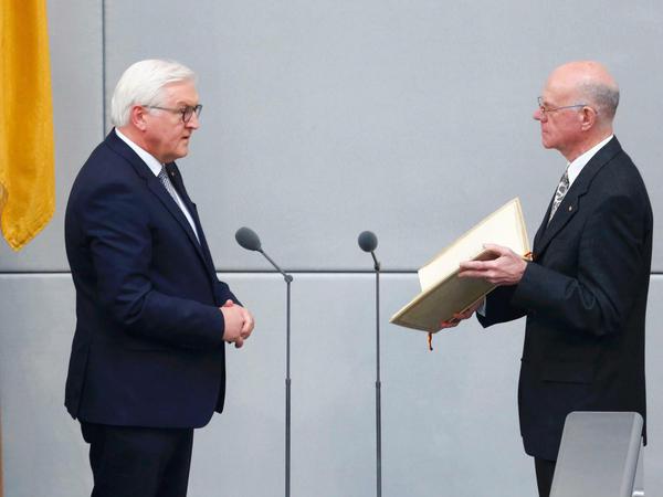 Der neue Bundespräsiden Frank-Walter Steinmeier (SPD) bei seiner Vereidigung mit Bundestagspräsident Norbert Lammert (r). 