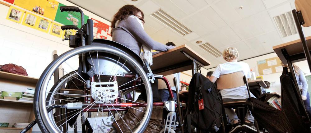 Eine Schülerin im Rollstuhl im Klassenraum einer Integrierten Gesamtschule in Hannover.