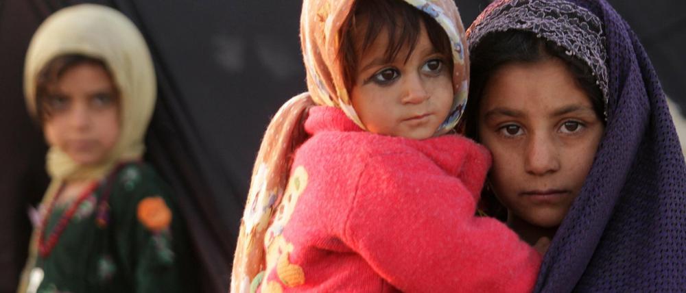 Kinder in einem Flüchtlingslager im afghanischen Herat. Mit der Kampagne "Rumours about Germany" geht die deutsche Botschaft in Kabul gegen Gerüchte über angebliche Leistungen für Asylbewerber in Deutschland vor.