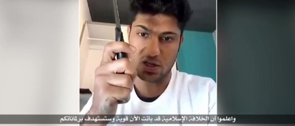 Der Screenshot eines Internet-Videos, das vom IS-Sprachrohr Amak verbreitet wurde, zeigt den Attentäter von Würzburg.