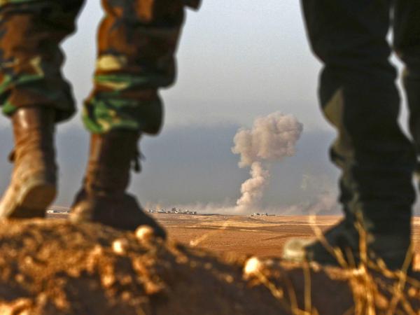 Kurdische Peschmerga-Kämpfer beobachten einen Angriff 25 Kilometer nordöstlich von Mossul. 