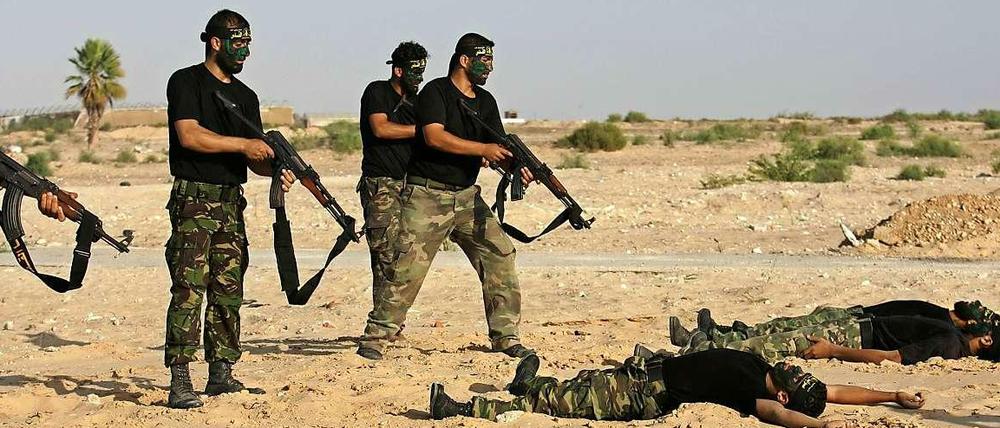 Kämpfer des "islamischen Dschihad" üben die Erschießung von Gefangenen.