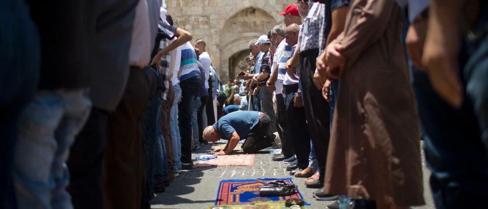 Gläubige Palästinenser in der Altstadt von Jerusalem 