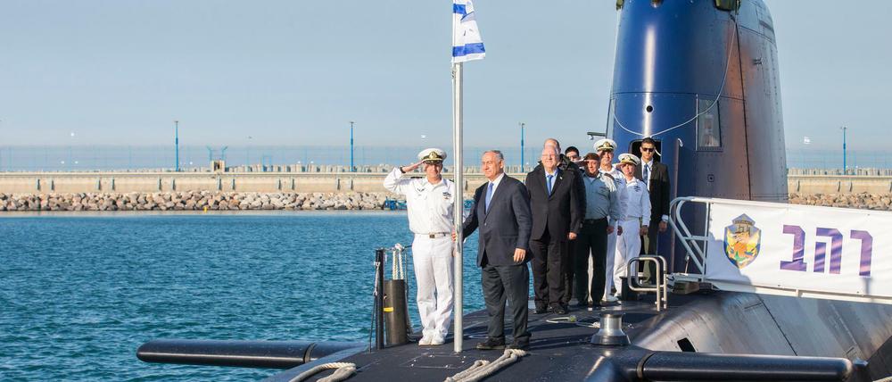 Benjamin Netanjahu (2. v. l.) auf einem U-Boot aus Deutschland im Hafen von Haifa. 
