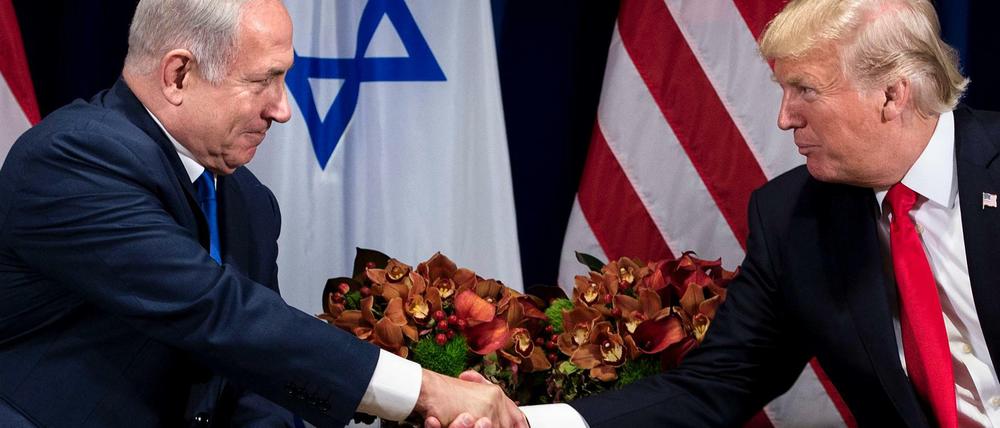 Hand drauf. Benjamin Netanjahu (links) und Donald Trump verstehen sich seit Jahren blendend.