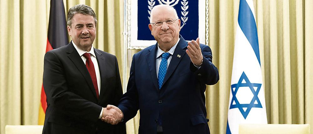 Nicht beim Premierminister Israels, aber beim Staatspräsidenten war der Außenminister willkommen: Sigmar Gabriel mit Reuven Rivlin.