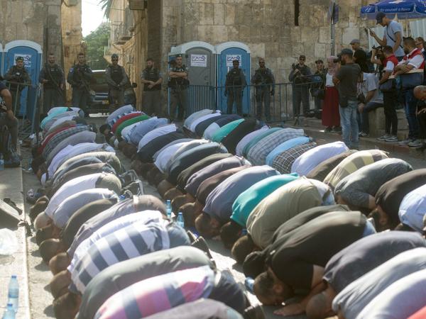 Israelische Grenzpolizisten stehen in Jerusalem am Löwentor, wo palästinensische Männer zum Gebet zusammenkommen.