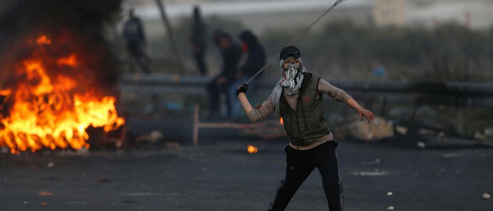 Ein Demonstrant steht am 10.12.2017 in Nablus im Westjordanland mit einer Steinschleuder bei Protesten gegen die Entscheidung der USA.