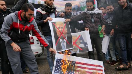 Palästinenser wollen in Rafah Poster verbrennen, auf denen US-Präsident Trump und Israels Ministerpräsident Netanjahu zu sehen sind.