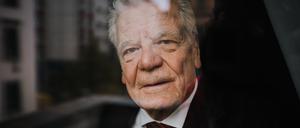 Joachim Gauck ist ein deutscher parteiloser Politiker und evangelischer Theologe. Er war vom 18. März 2012 bis zum 18. März 2017 der elfte und erste parteilose Bundespräsident der Bundesrepublik Deutschland. Zu DDR-Zeiten war Gauck evangelisch-lutherischer Pastor und Kirchenfunktionär. Fotografiert am 19. April 2023 in Berlin.