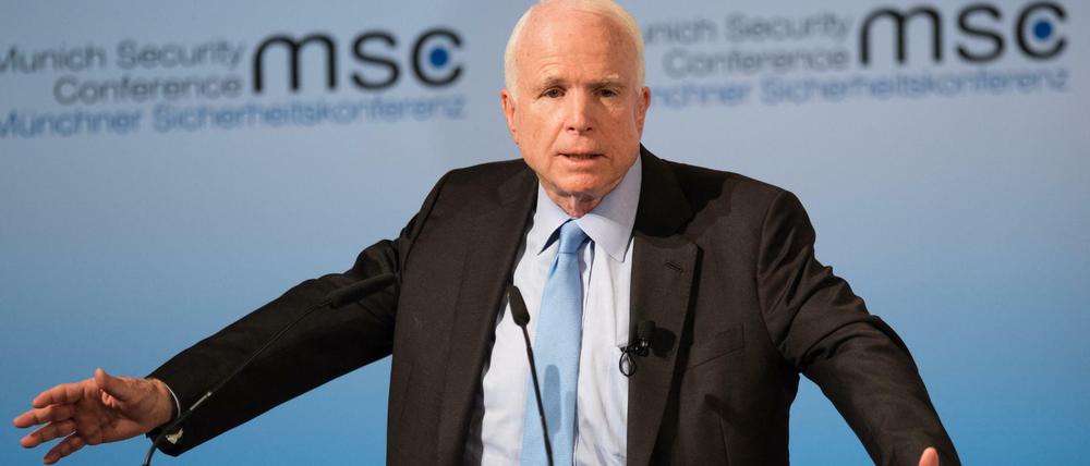 US-Senator John McCain spricht 2017 bei der Münchner Sicherheitskonferenz. 