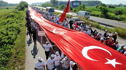 Tausende für Gerechtigkeit. Angeführt von Oppositionschef Kilicdaroglu marschieren Türken Richtung Istanbul. Sie protestieren damit gegen die Festnahme eines Abgeordneten.