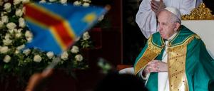 Papst Franziskus sitzt bei einer Messe in Rom. 