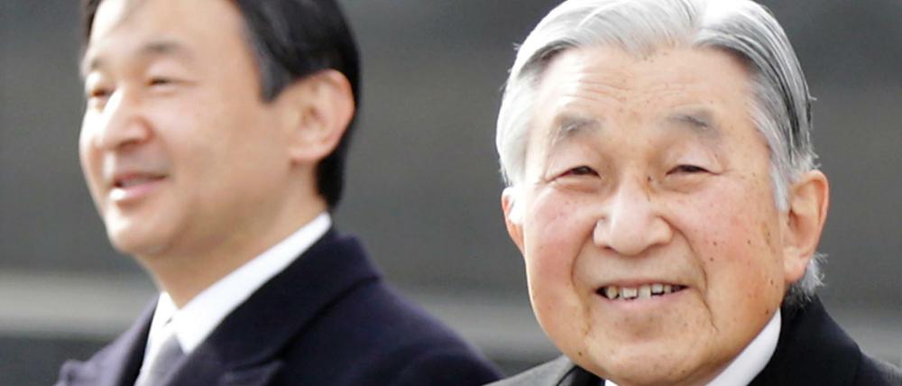 Japans Kaiser Akihito (r) und sein Sohn, Kronprinz Naruhito in Tokio. 