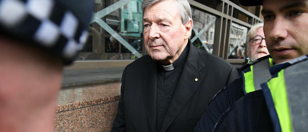 Weist Vorwürfe zurück: Der australische Kardinal George Pell nach dem Gerichtstermin in Melbourne 