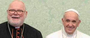 Papst Franziskus (rechts) steht bei einer Audienz in Deutschland neben Reinhard Marx (links) .