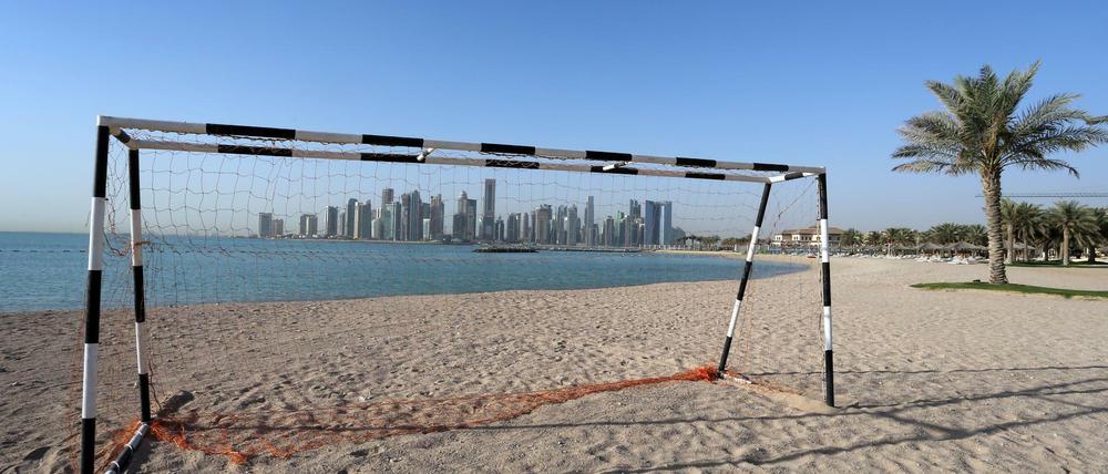 Fußballtor vor der Skyline von Doha in Katar. (Archiv)
