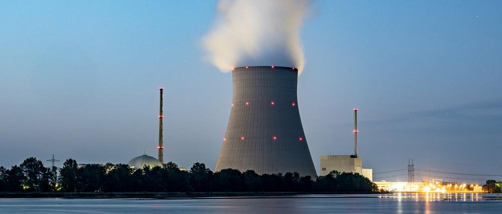 Aus dem Kühlturm des Atomkraftwerks Isar II steigt seit Mitte April kein Wasserdampf mehr auf.