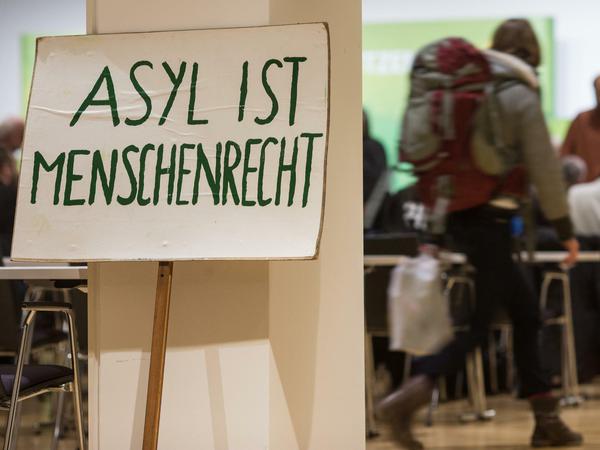 Ein Schild mit der Aufschrift "Asyl ist Menschenrecht" auf dem Landesparteitag von Bündnis 90/Die Grünen in Dresden (Sachsen). 
