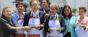 Klimaköche in Aktion. UN-Generalsekretär Ban Ki Moon (dritter von links) und der Präsident des UN-Klimagipfels, der peruanische Umweltminister Manuel Pulgar-Vidal neben ihm kochten gemeinsam mit der Chefin des UN-Klimasekretariats Christiana Figueres (ganz rechts) peruanische Spezialitäten. Ansonsten wurde beim Klimagipfel in Lima wenig so heiß gegessen wie es gekocht wurde. 