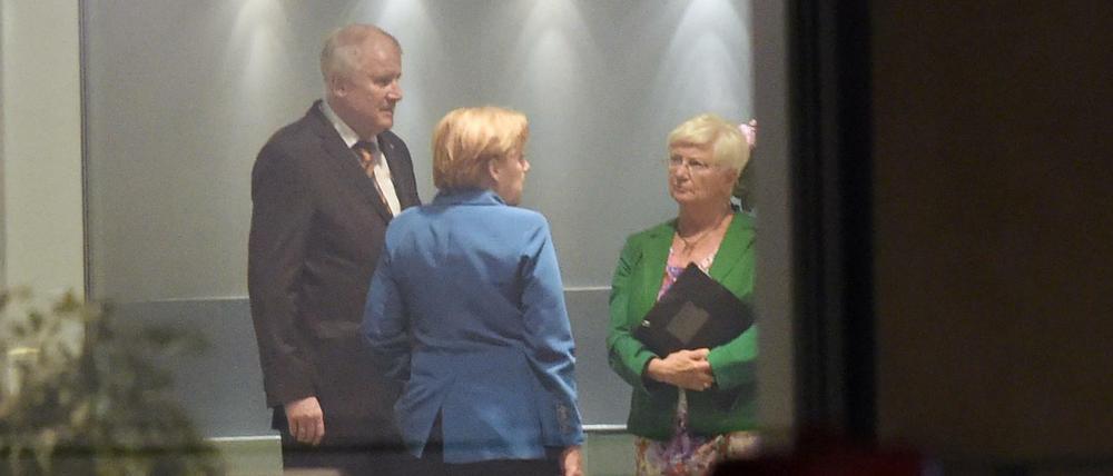 CSU-Chef Horst Seehofer, Kanzlerin Angela Merkel (CDU und Gerda Hasselfeldt, Vorsitzende der CSU-Landesgruppe (r.), im Kanzleramt.