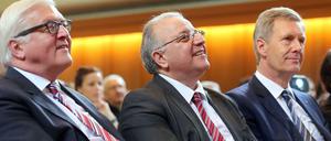 Kenan Kolat am Samstag auf dem Bundeskongress der Türkischen Gemeinde zwischen Außenminister Steinmeier (links) und Ex-Bundespräsident Wulff