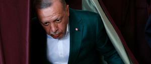 Präsident Recep Tayyip Erdogan verlässt eine Wahlkabine während der Kommunalwahlen.