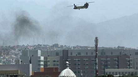 Ein Hubschrauber der USA von Typ Chinook überfliegt die Stadt Kabul. 