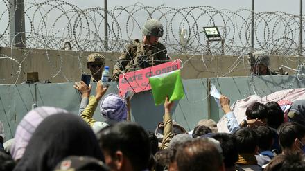 Während der Evakuierung westlicher Diplomaten und Helfer spielten sich am Flughafen Kabul im vergangenen Sommer chaotische Szenen ab. Was die deutsche Politik dazu beitrug, soll nun aufgearbeitet werden.
