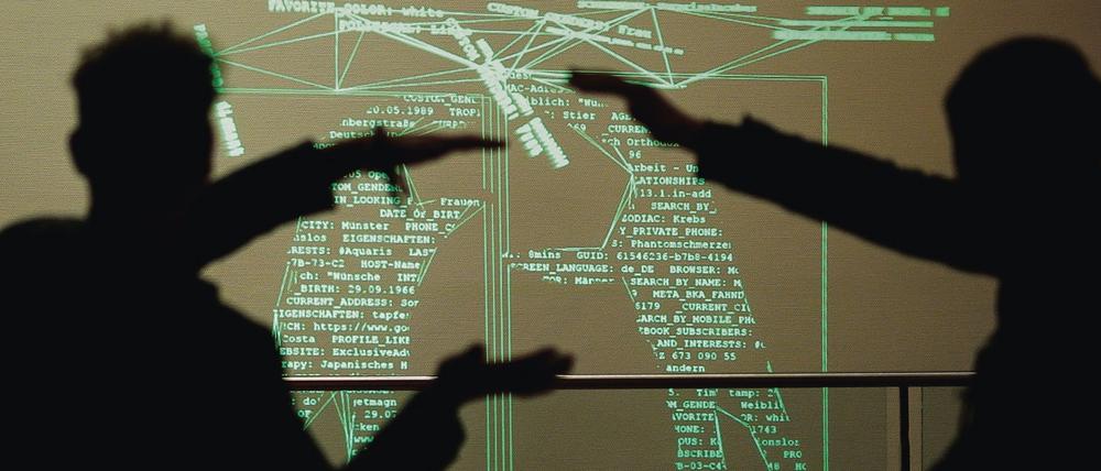 Besucher des Kongresses des Chaos Computer Clubs spielen mit ihrem digitalem Spiegelbild.