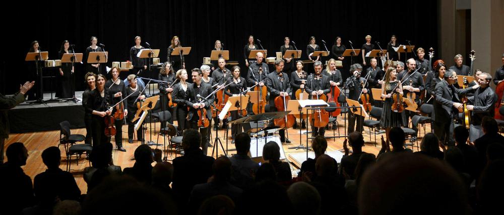 Die Dresdner Sinfoniker stehen im April auf der Bühne nach der Aufführung des Konzertprojektes "Aghet" im Schauspielhaus Hellerau in Dresden (Sachsen).