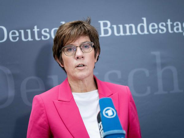 Muss weitgehend alleine bilanzieren: Verteidigungsministerin Annegret Kramp-Karrenbauer (CDU) genießt kaum noch Rückhalt in den Koalitionsfraktionen.