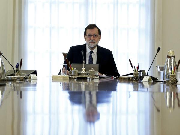 Der spanische Ministerpräsident Mariano Rajoy leitet am 21.10.2017 in Madrid eine Kabinettssitzung.
