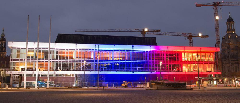 Der Dresdner Kulturpalast wird zum Gedenken an die Opfer von St. Petersburg in den russischen Farben angestrahlt.