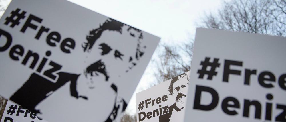 Demonstranten vor der Türkischen Botschaft in Berlin Schilder mit der Aufschrift "#FreeDeniz".