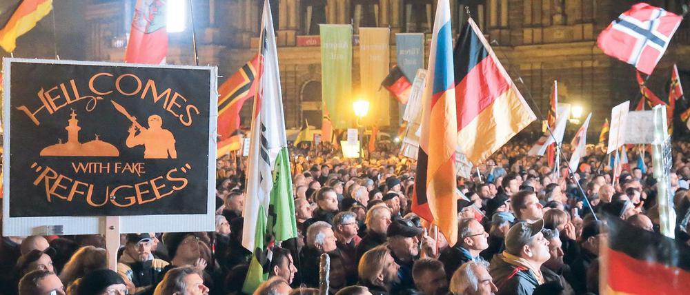 Pegida-Demonstranten haben sich am 19.10.2015 in Dresden (Sachsen) vor der Semperoper versammelt.