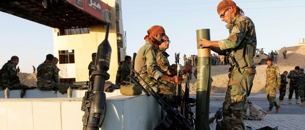 Kurdische Peschmerga-Kämpfer sammeln sich in der Nähe von Kirkuk.