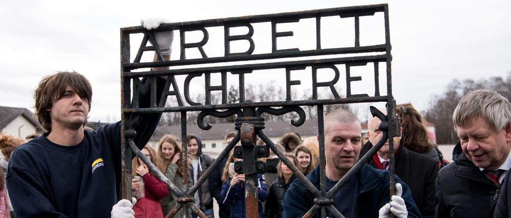 Zwei Spediteure bringen im Februar 2017 in der KZ-Gedenkstätte Dachau (Bayern) das 2014 gestohlene historische Tor der KZ-Gedenkstätte zurück.