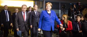 Es ist vollbracht. Die Gespräche führten zu einem Ergebnis. Kanzlerin Merkel auf dem Weg zur Pressekonferenz.