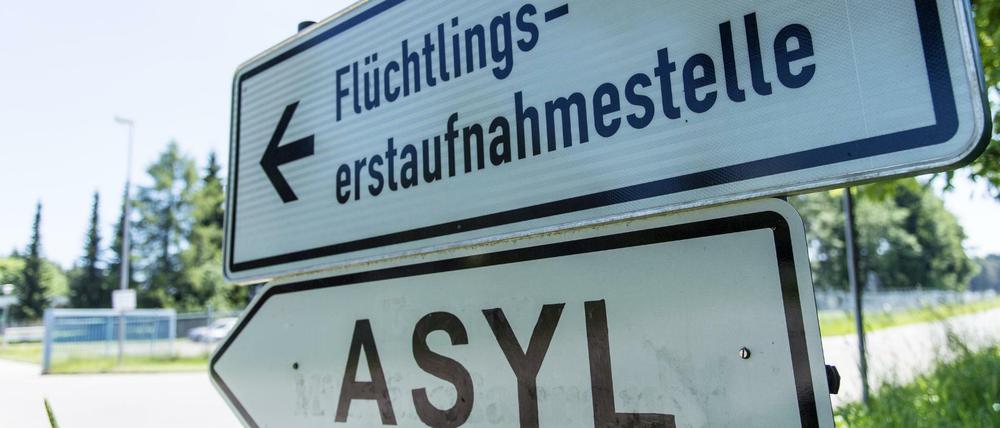Ein Schild weist am 05.06.2015 in Meßstetten (Baden-Württemberg) auf die Landeserstaufnahmeeinrichtung (LEA) für Flüchtlinge hin. 